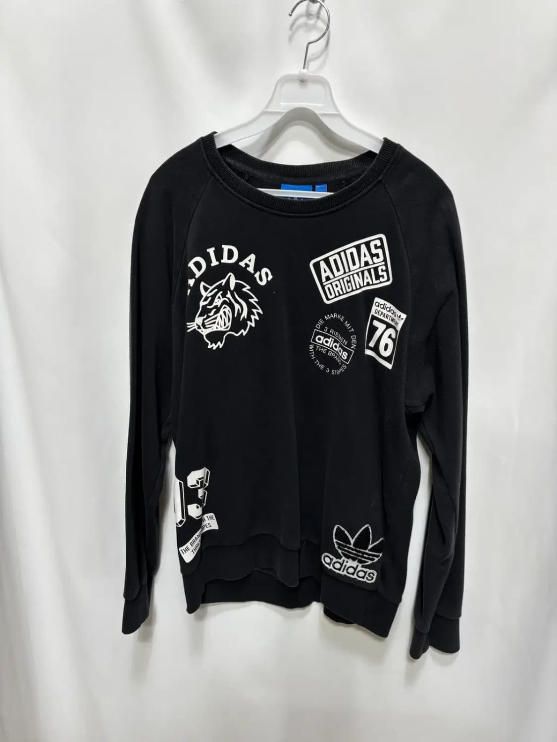 아디다스 패치 로고 블랙 맨투맨 100 상품이미지1