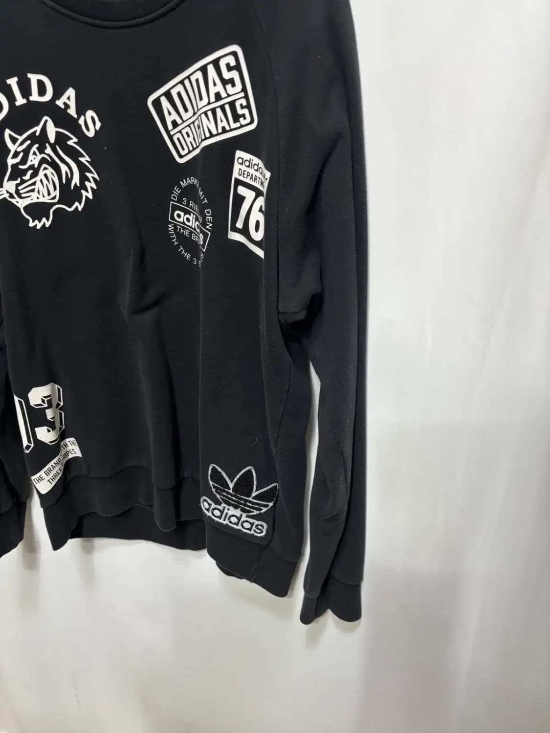 아디다스 패치 로고 블랙 맨투맨 100 상품이미지3