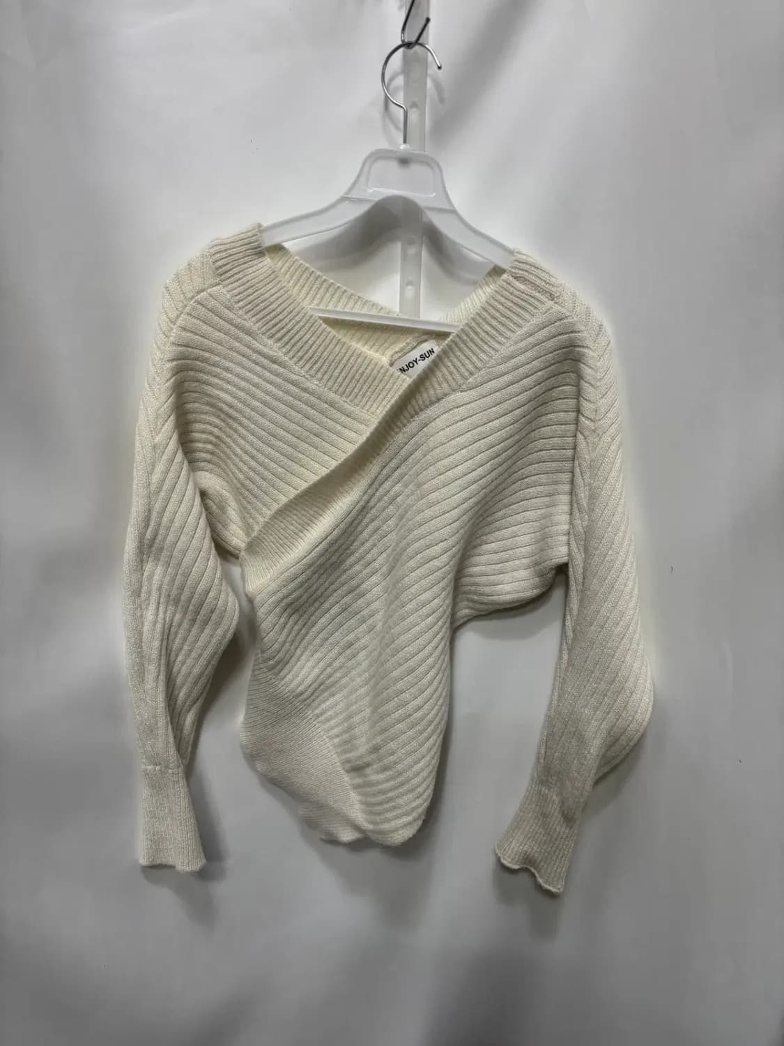 아이보리 랩 스타일 브이넥 니트 상품이미지1