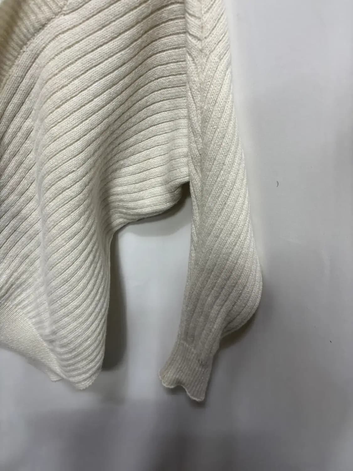 아이보리 랩 스타일 브이넥 니트 상품이미지3