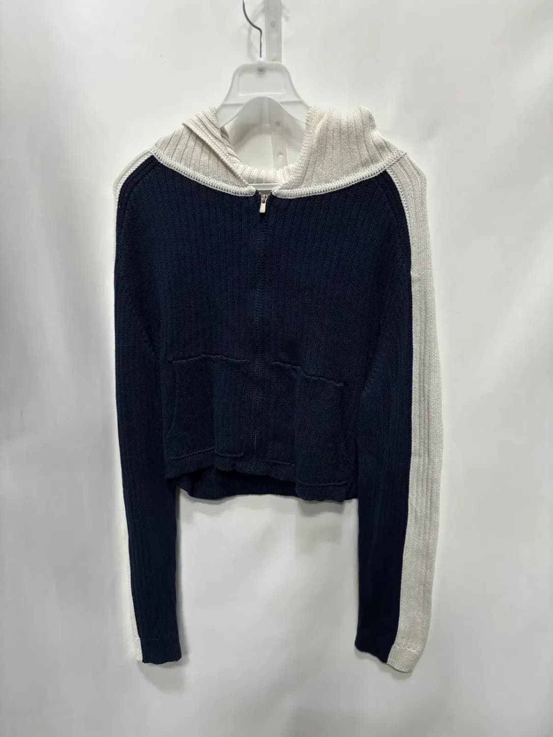 에잇세컨즈(8SECONDS)배색 포인트 니트 세미 크롭후드 상품이미지1