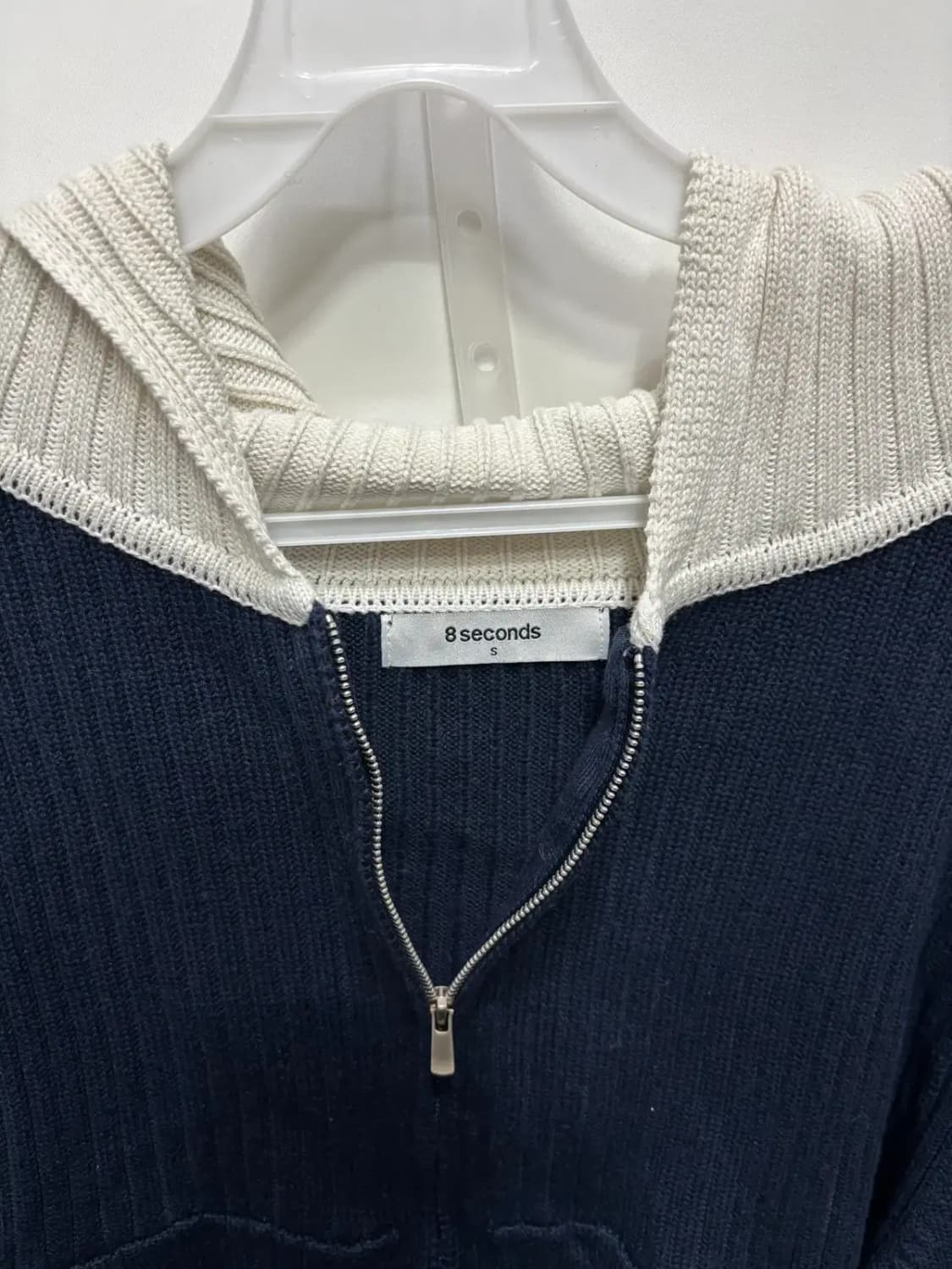 에잇세컨즈(8SECONDS)배색 포인트 니트 세미 크롭후드 상품이미지2