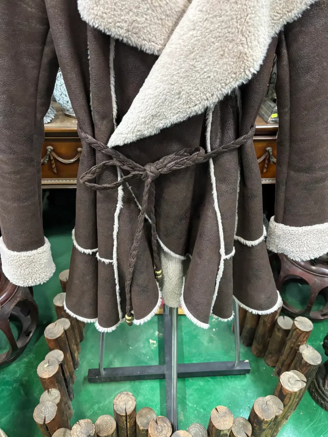 에고이스트(EGOIST)브라운 스웨이드 무스탕 벨티드 코트 상품이미지3