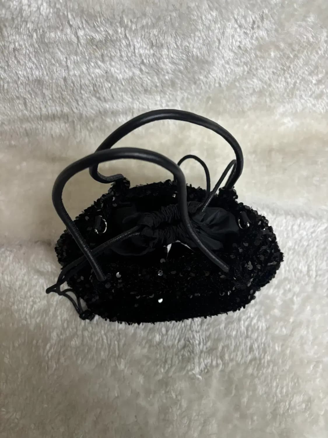 페이퍼보이(PAPERBOY) 블랙 스팽글 미니 토트백(크로스끈 분실) 상품이미지2