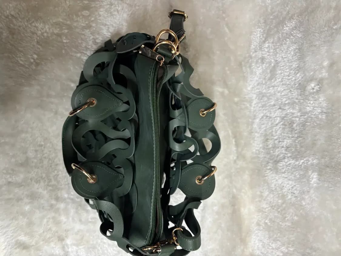 컷아웃 패턴 다크 그린 버킷백 숄더 앤 토트백 상품이미지2