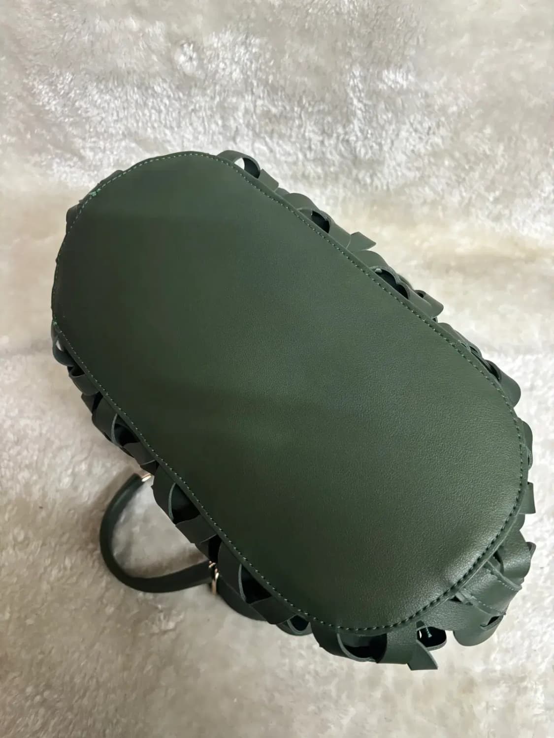 컷아웃 패턴 다크 그린 버킷백 숄더 앤 토트백 상품이미지4