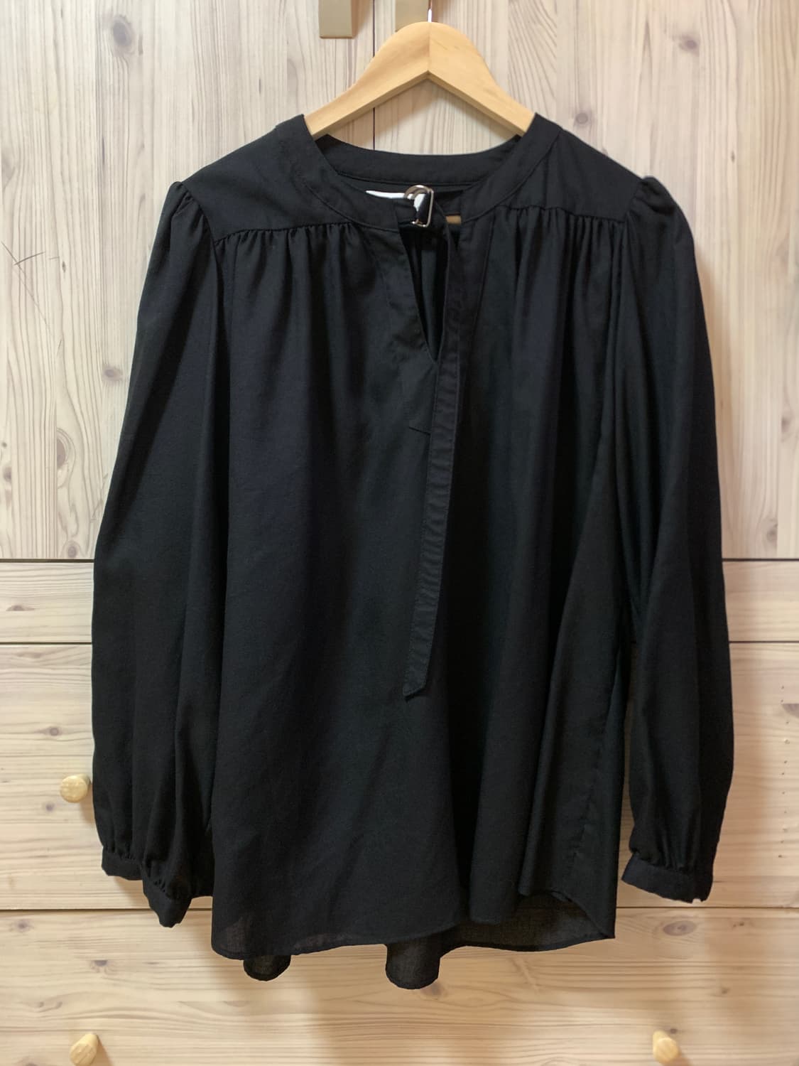 킨더살몬  gather blouse black 상품이미지5