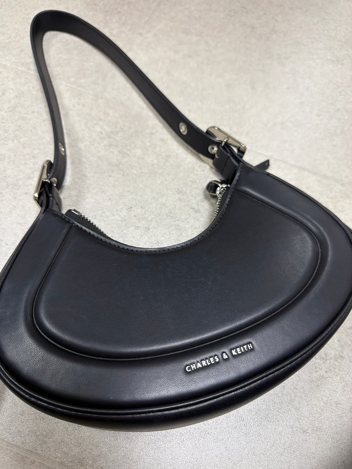 페트라 그로밋-스트랩 커브드 숄더백 -느와르 상품이미지2