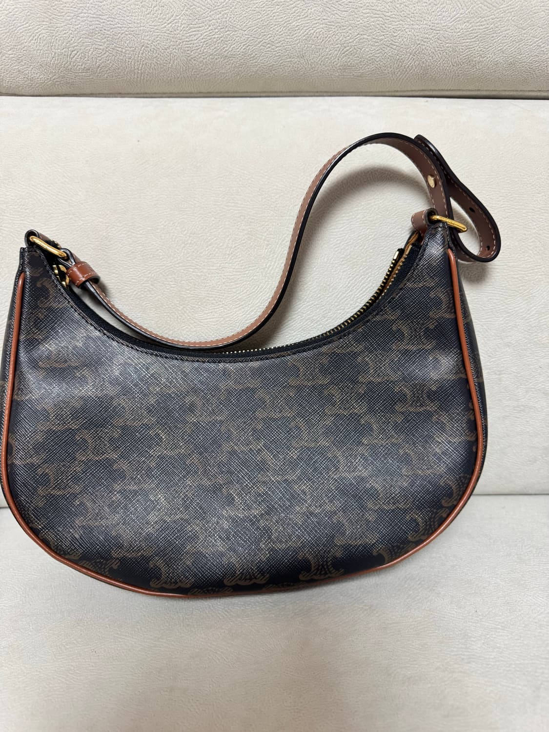 셀린느 트리옹프 미디움 아바백 탄 상품이미지6