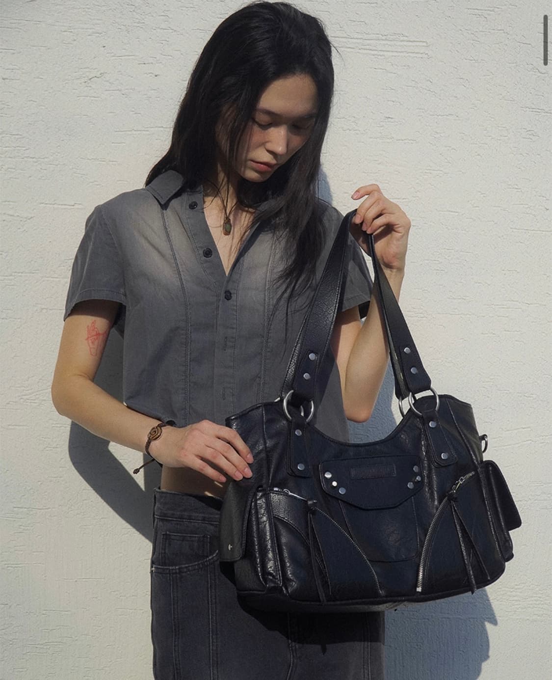 이우가마카라스 스터디드 레더 숄더백 블랙 상품이미지4