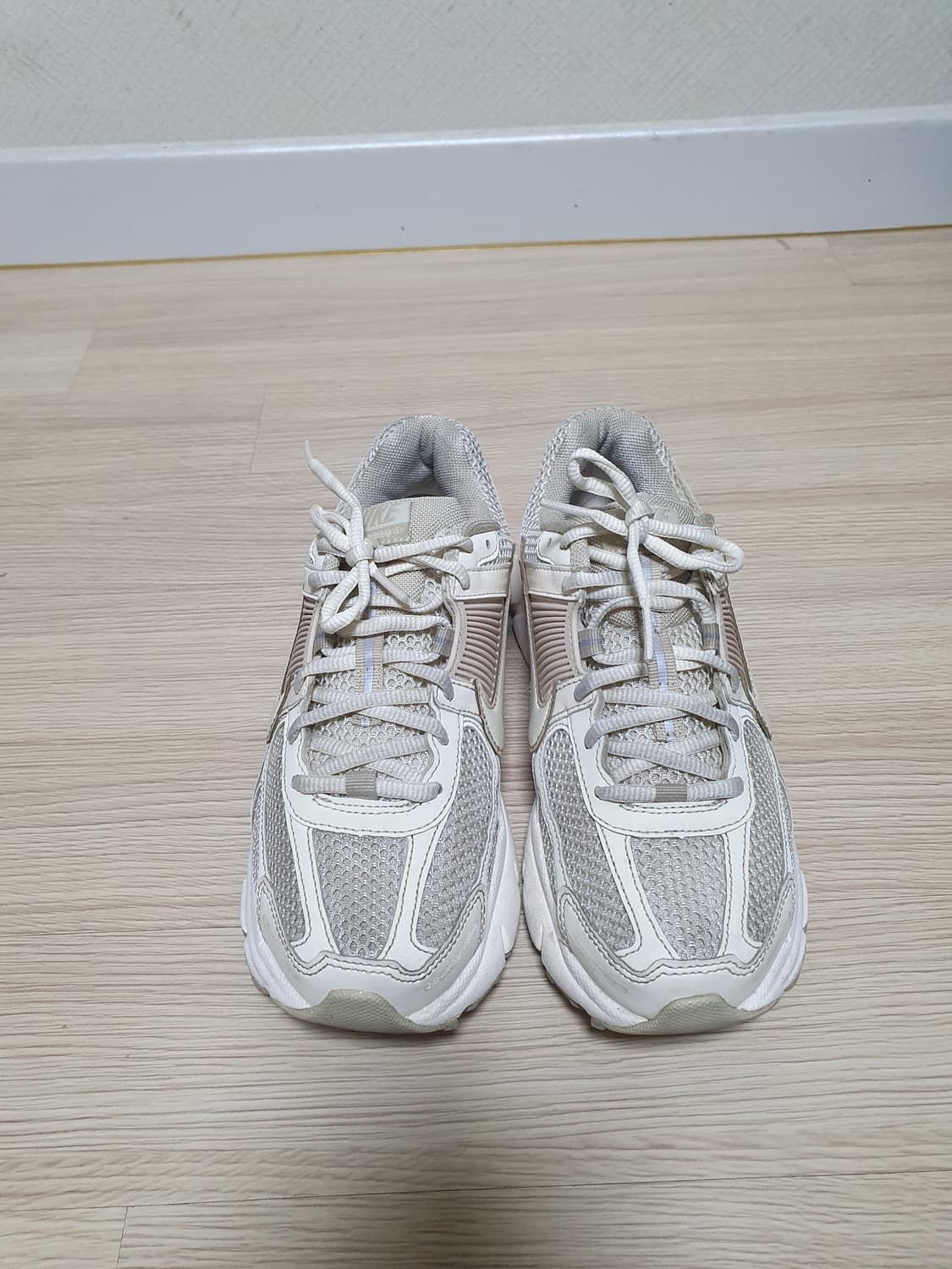 나이키 줌 보메로5 운동화 245 상품이미지3