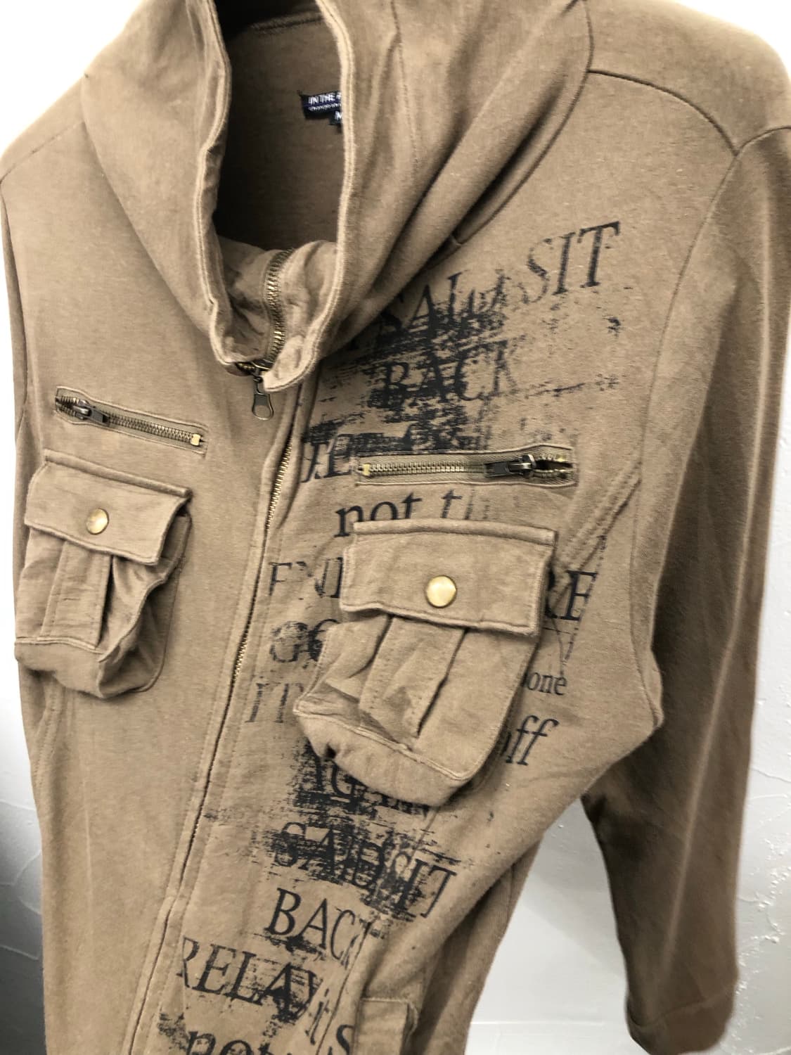 in the attic 프린팅 하이넥 집업 상품이미지5