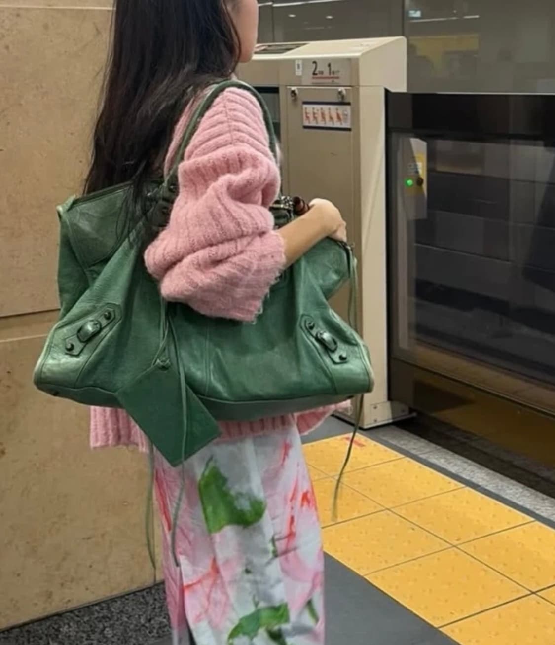 발렌시아가 시티 모터백 자이언트 워크백 상품이미지9