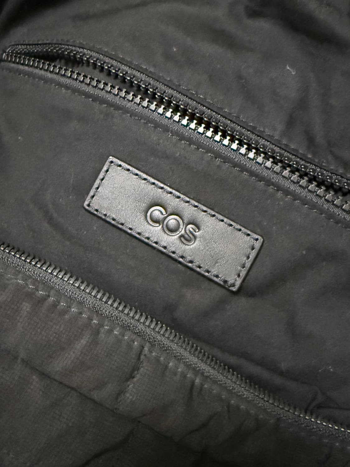 코스 퀼티드 메신저백 립스탑 블랙 상품이미지3