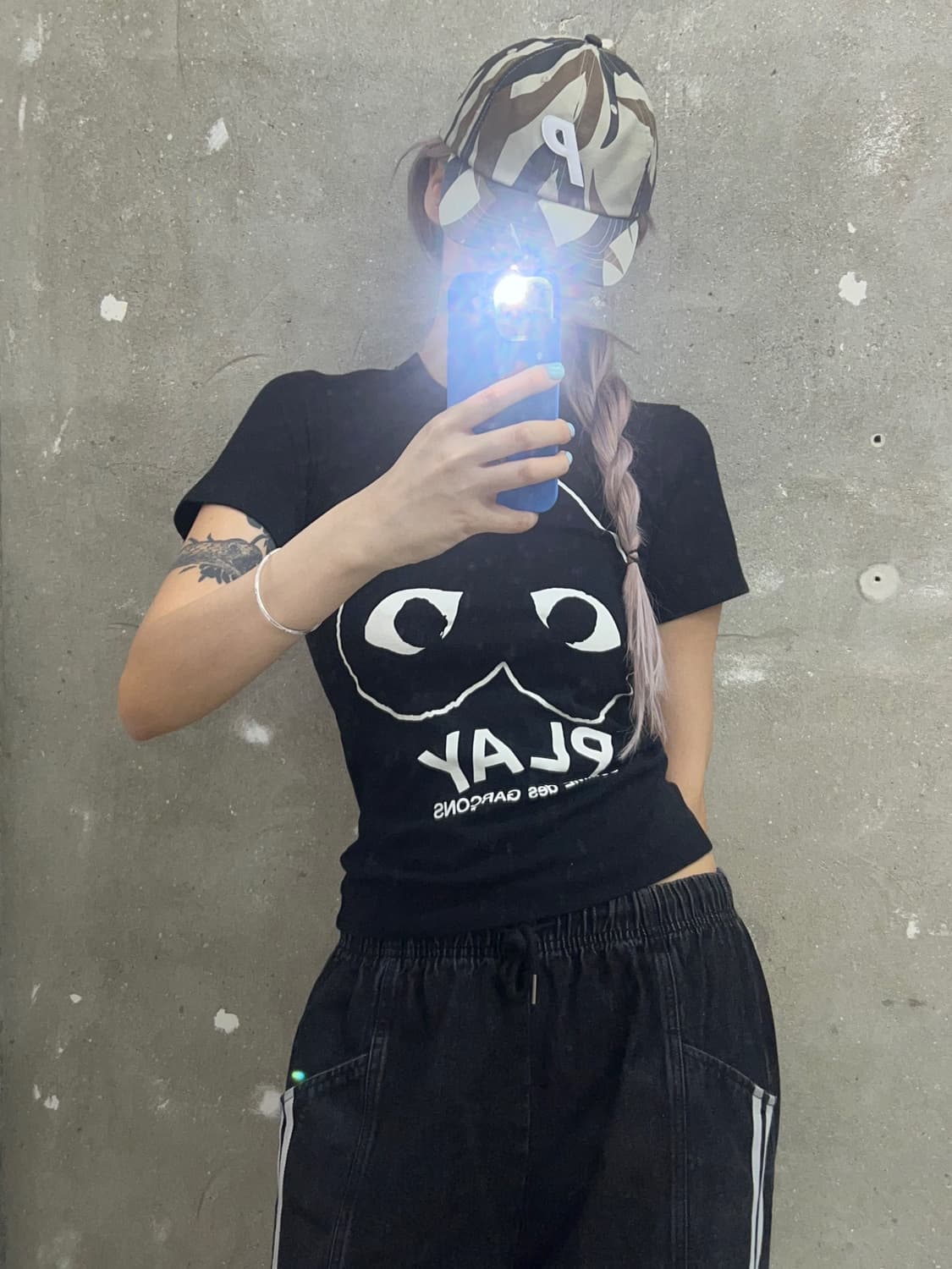 COMMEdesGARCONS 꼼데가르송 블랙 플레이 로고 티셔츠 상품이미지1