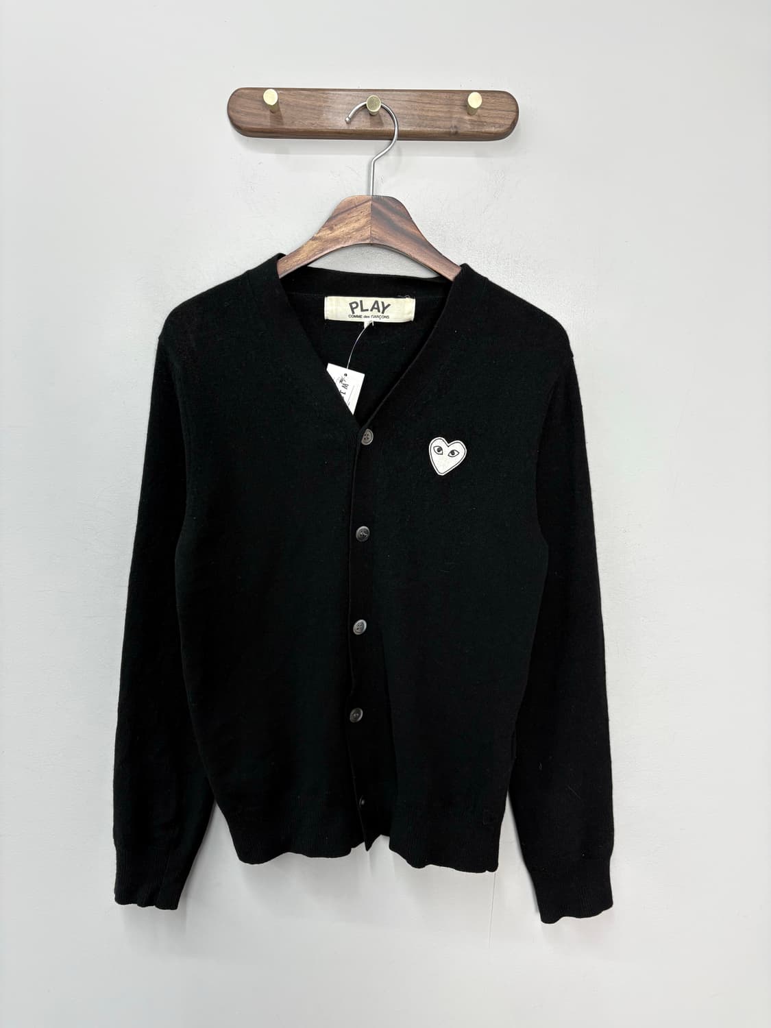 꼼데가르송 플레이 화이트 하트와펜 블랙 가디건 A3288 상품이미지2