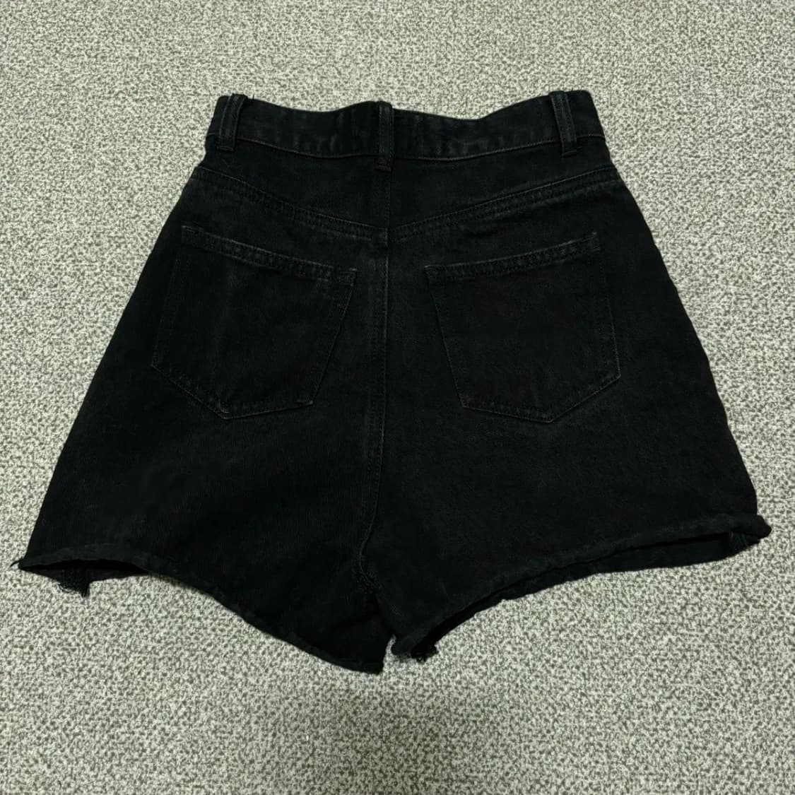 24 무신사스탠다드 흑청 데님 숏팬츠 여성 상품이미지5