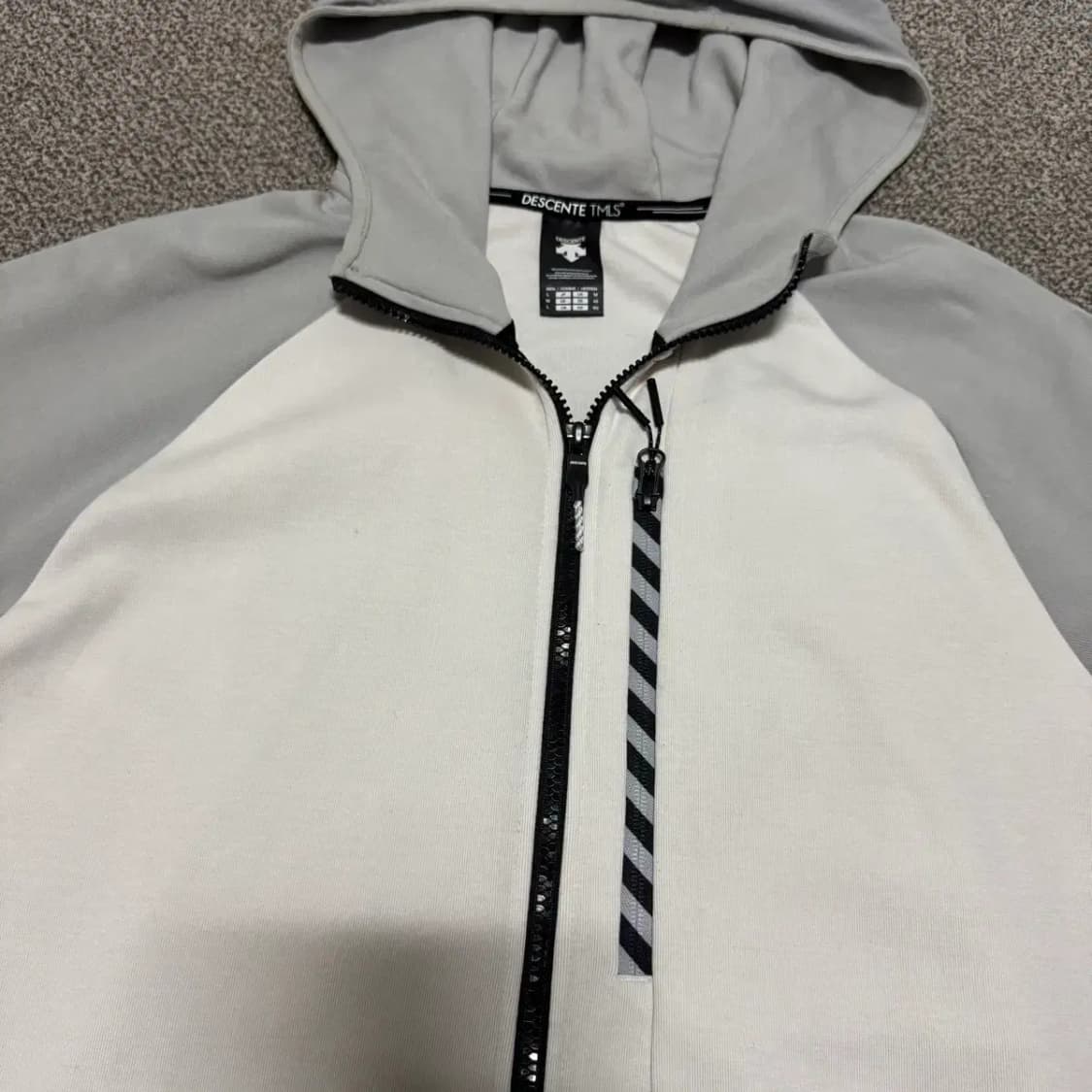 100 데상트 후드집업 상품이미지2