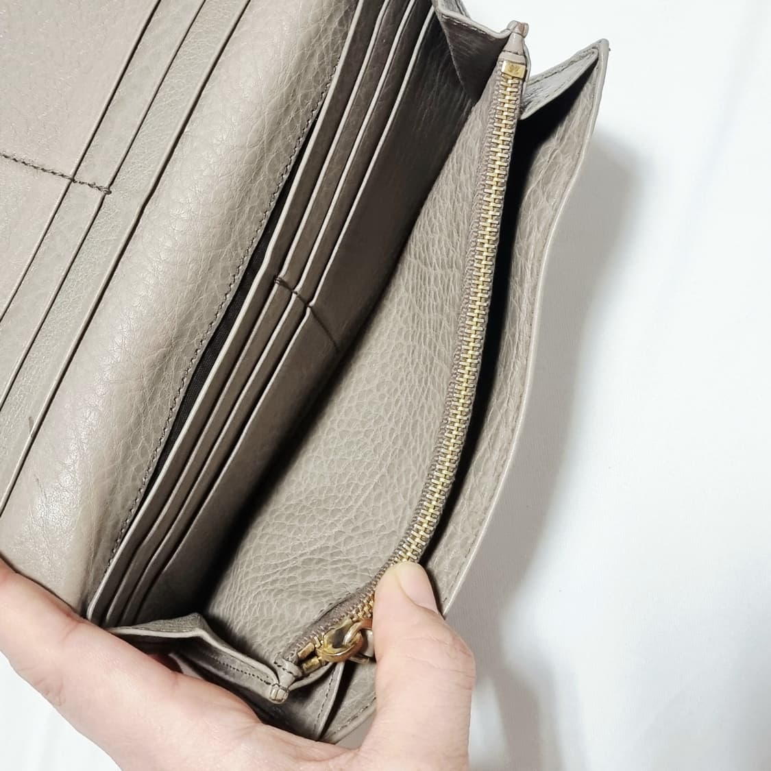 프라다 연그레이베이지 장지갑 (사용감존재/가죽상태 좋은 편 아님) 상품이미지7