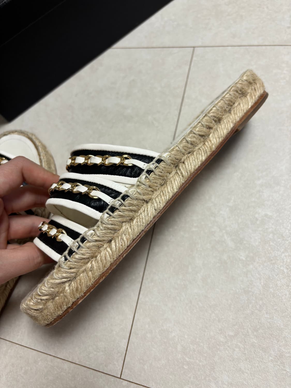 샤넬 블랙 앤 화이트 체인 샌들 슬리퍼 37사이즈 상품이미지9