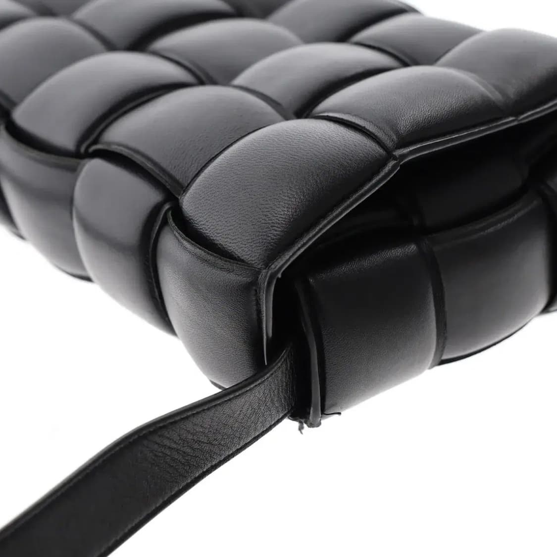 보테가베네타 패티드 카세트백 상품이미지4