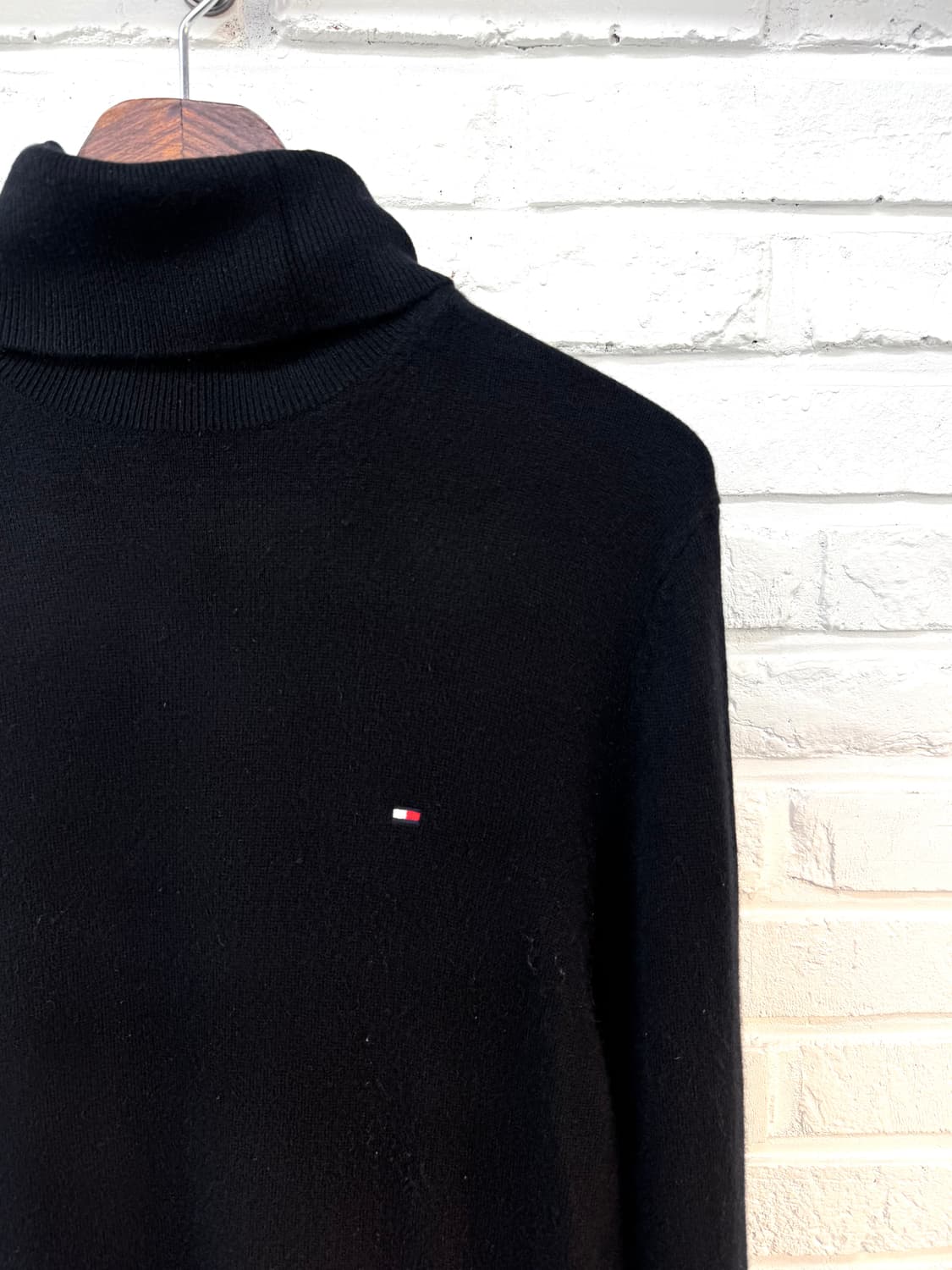 타미힐피거 블랙 캐시미어 목폴라 니트 상품이미지4