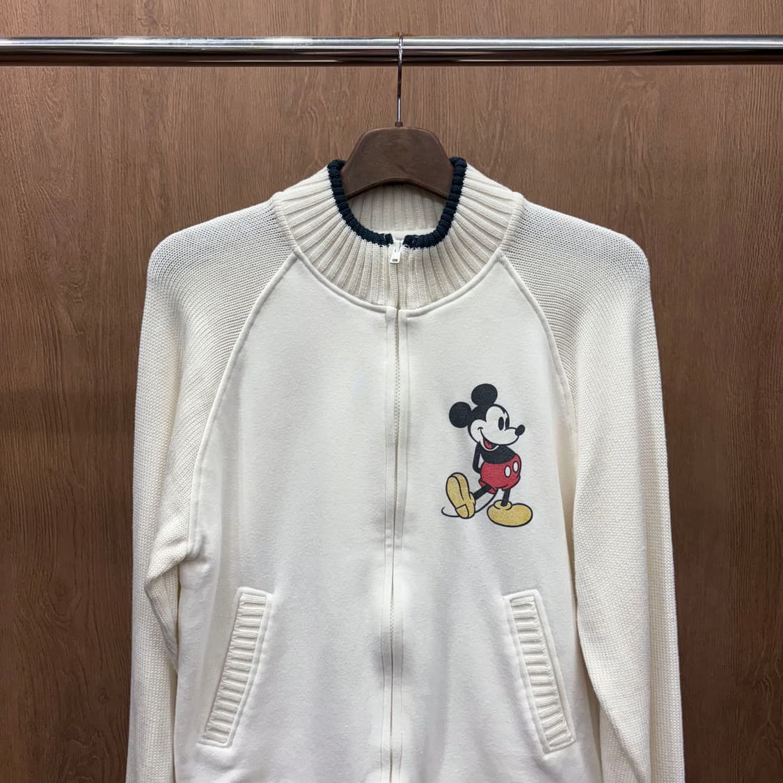 디즈니 니트 집업 캐릭터 프린팅 배색 카라 사선 포켓 디테일 화이트 상품이미지4