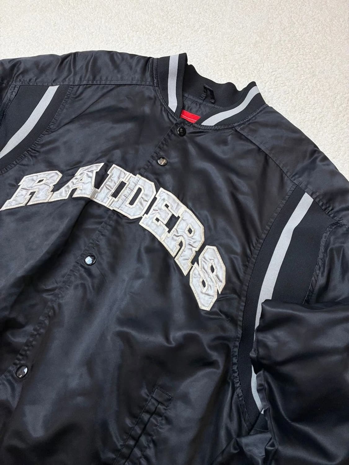 NFL 오클랜드 레이더스 아치 로고 블랙 사틴 바시티 점퍼 PN5733 상품이미지6