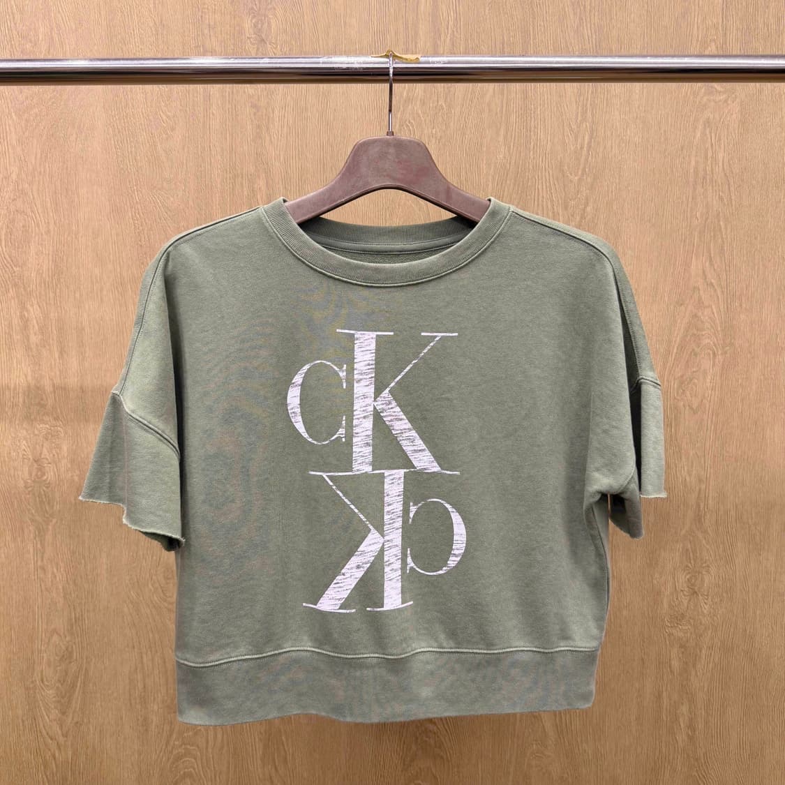 캘빈클라인 진스 크롭 반팔 맨두맨 CK 로고 프린트 디테일 카키 상품이미지2