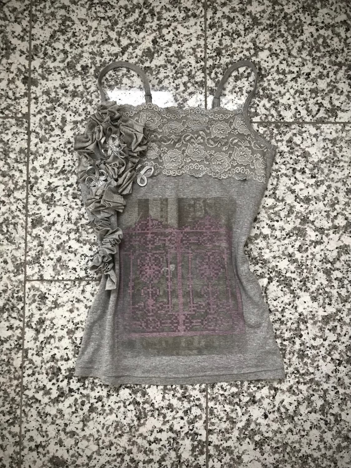 Lace Ruffle Graphic Cami Top 상품이미지1