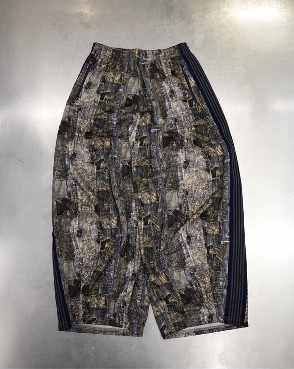 니들스 HD 프린팅 트랙 팬츠 LHP 한정 상품이미지1