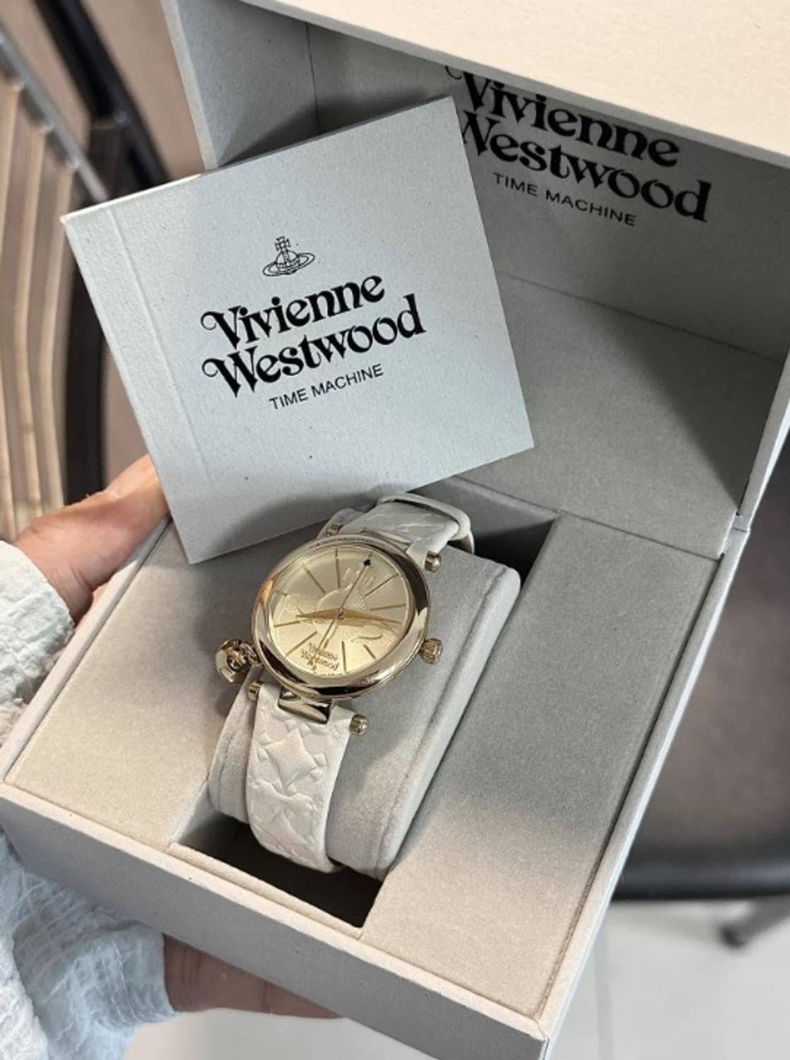 [정품] 비비안 웨스트우드 타임머신 메탈 와이어리스 시계 (실버/화이트) 상품이미지1
