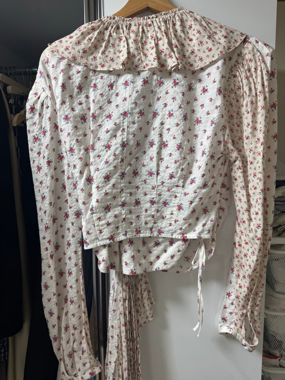 인스턴트펑크 플로럴 플리츠 랩 블라우스 상품이미지3