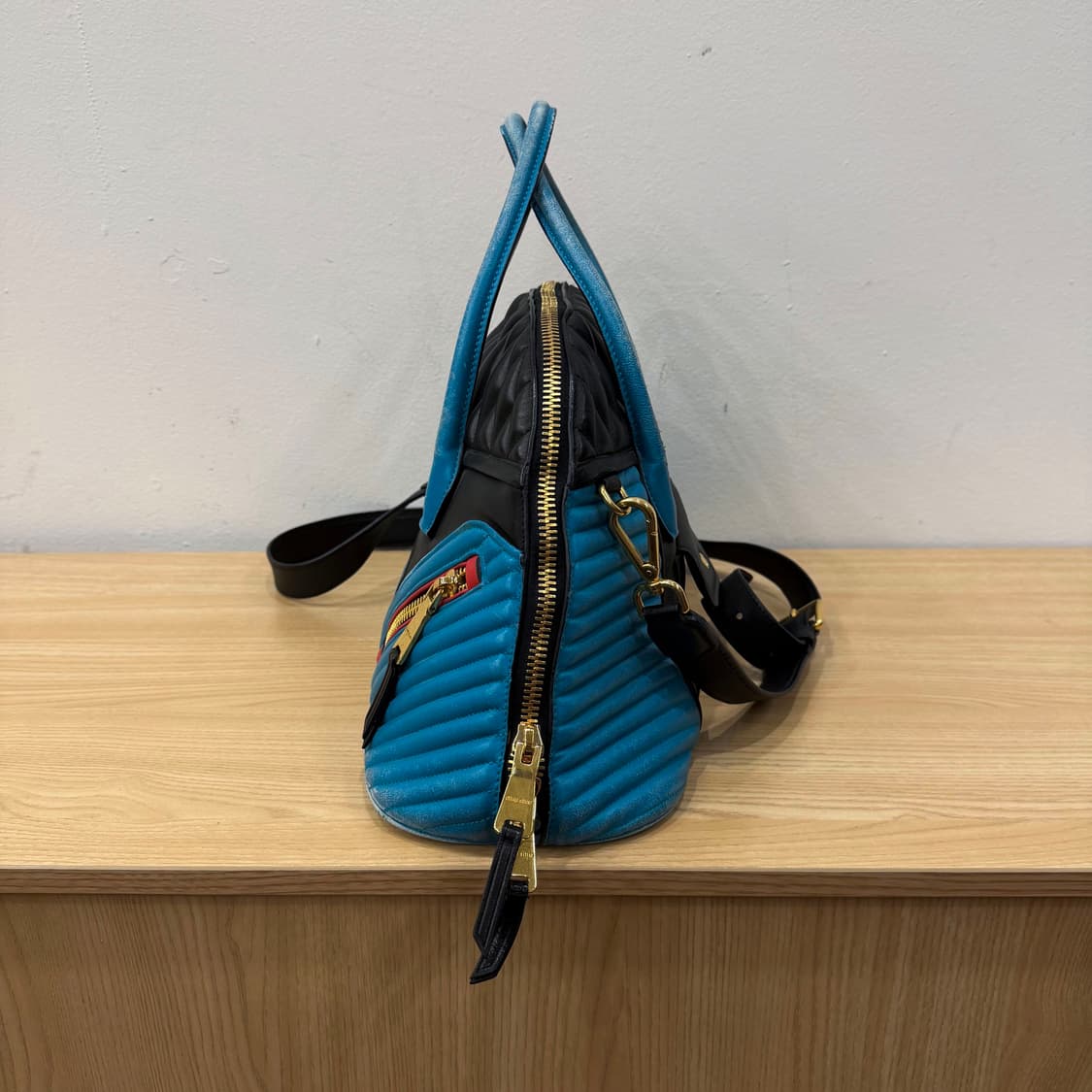 미우미우 투톤 레더 토트백 골드 로고 배색 지퍼 디테일 블랙 블루 상품이미지3