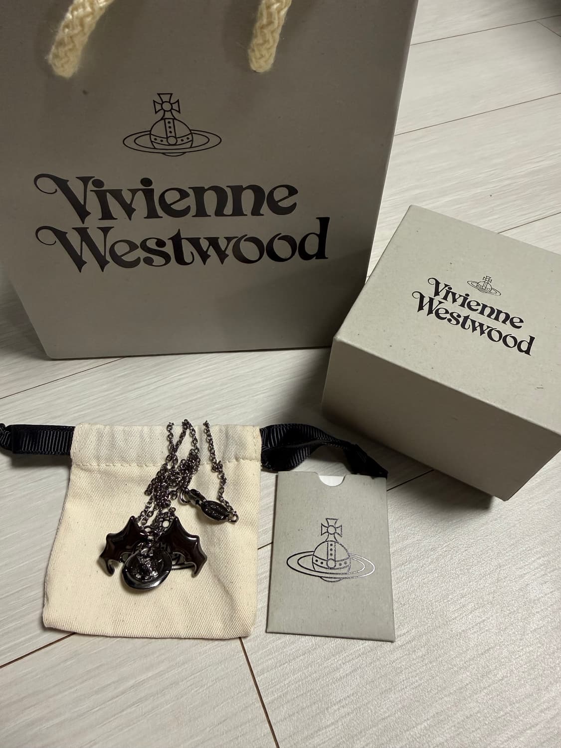 비비안웨스트우드 박쥐 날개 오브 목걸이 상품이미지1