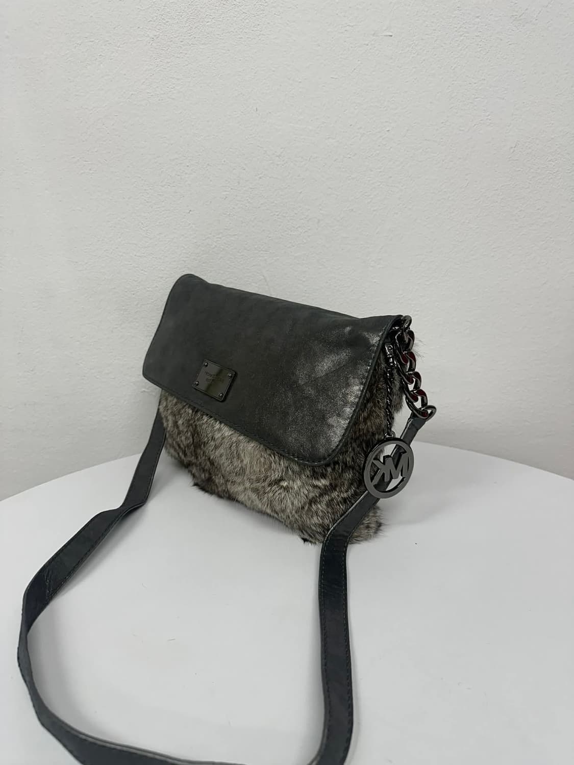 마이클코어스 y2k 토끼퍼 송치 체인 크로스바디 숄더백 상품이미지3