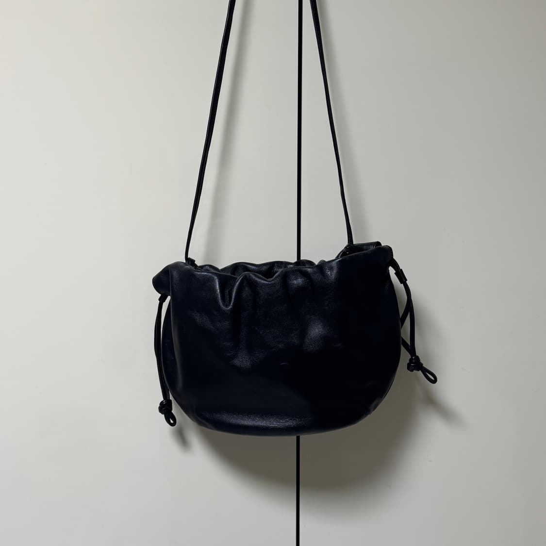 킨더살몬 String Leather Bag M 블랙 상품이미지3