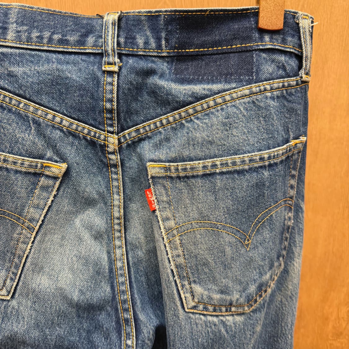 리바이스 워싱 데님 팬츠 로고 탭 버튼 클로징 디테일 레귤러핏 중청 상품이미지7