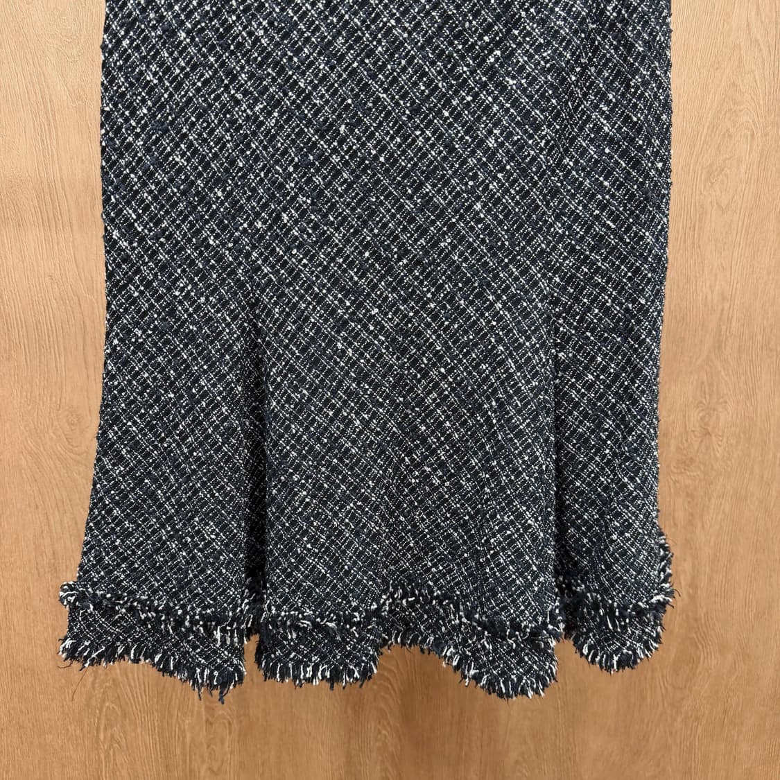 꾸레쥬 트위드 미디 스커트 밑단 프린지 디테일 플레어핏 블랙 상품이미지5