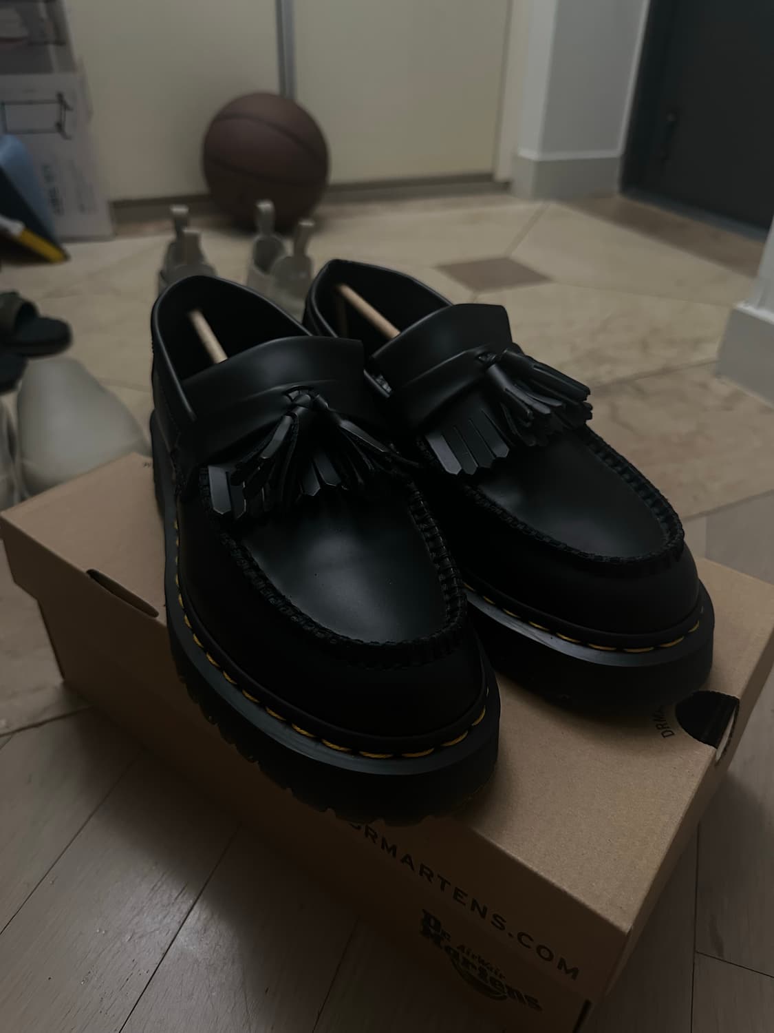 Dr. Martens 안드리안 벡스 스무스 레더 테슬 로퍼 블랙 상품이미지3