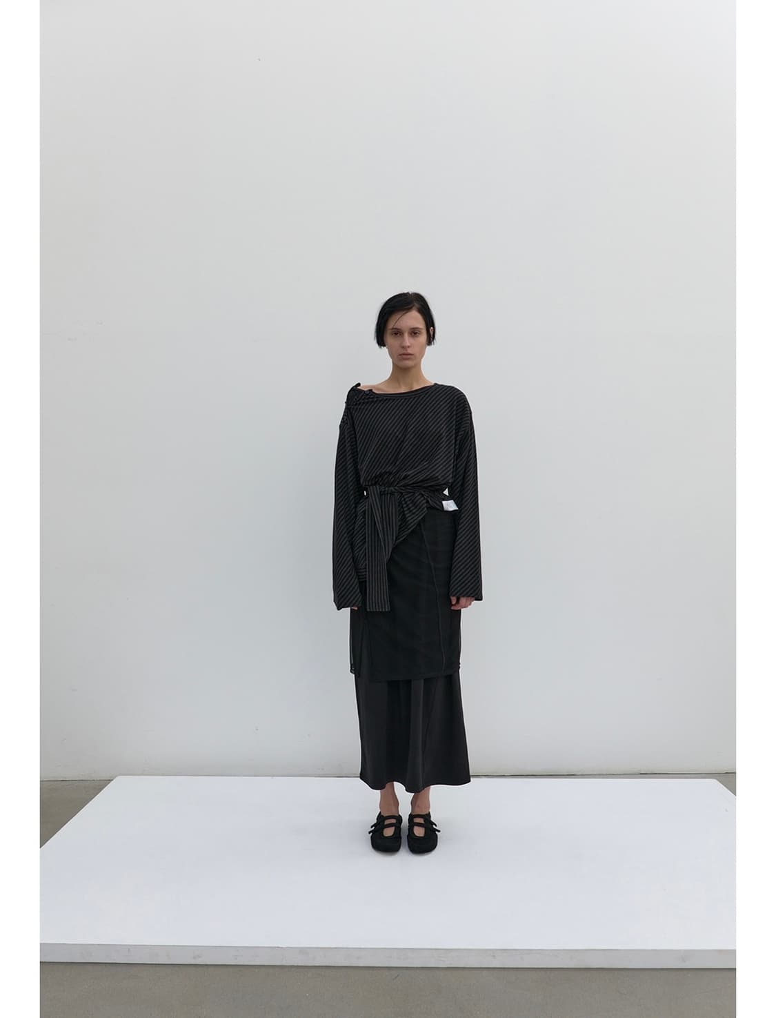 DIAGONAL STRIPE DETAIL TOP IN BLACK-GREY 상품이미지3