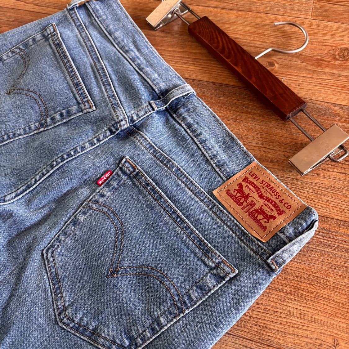 리바이스 28 보이프렌드 청바지 스판 데님 연청 레드탭 상품이미지3