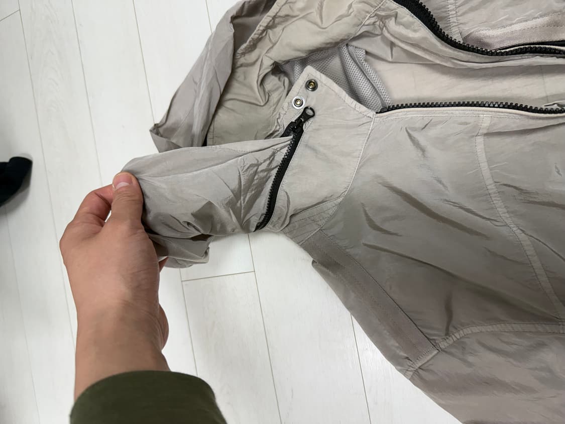 한글텍) CP 컴퍼니 바람막이 XL 사이즈  큰 하자 없이 좋은 상태입니 상품이미지7