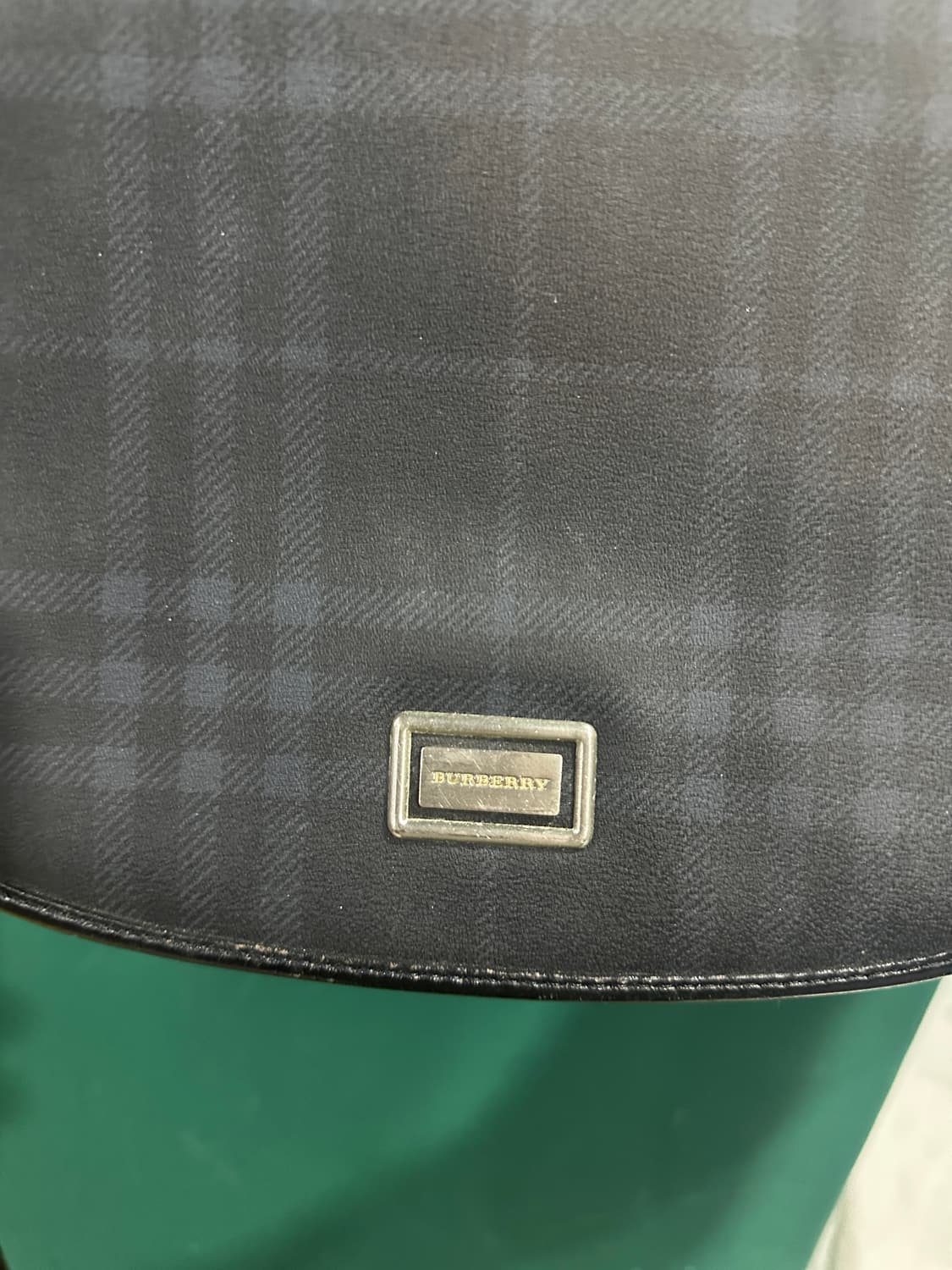 버버리 체크 크로스백 블랙 상품이미지4