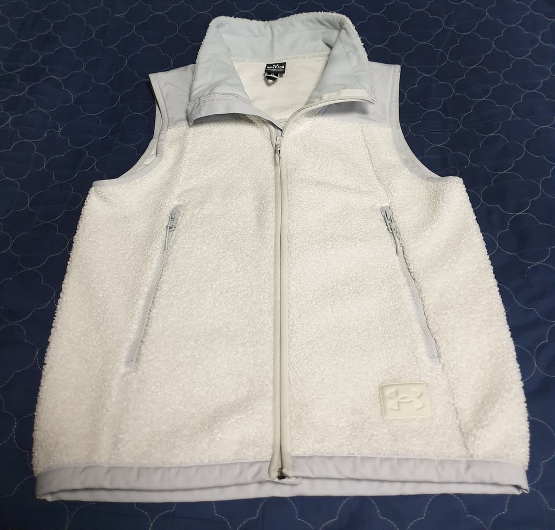 언더아머 UA미션 패치로고 플리스 베스트 (S) 상품이미지3