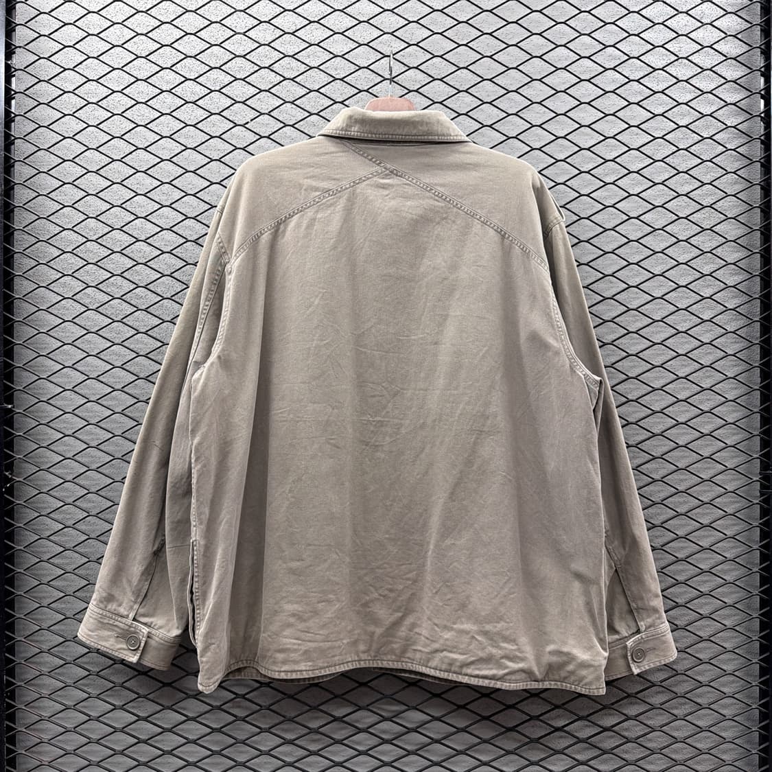 칼하트 밀리터리 라이트 워크자켓 어깨견장 플랩포켓 디테일 상품이미지3