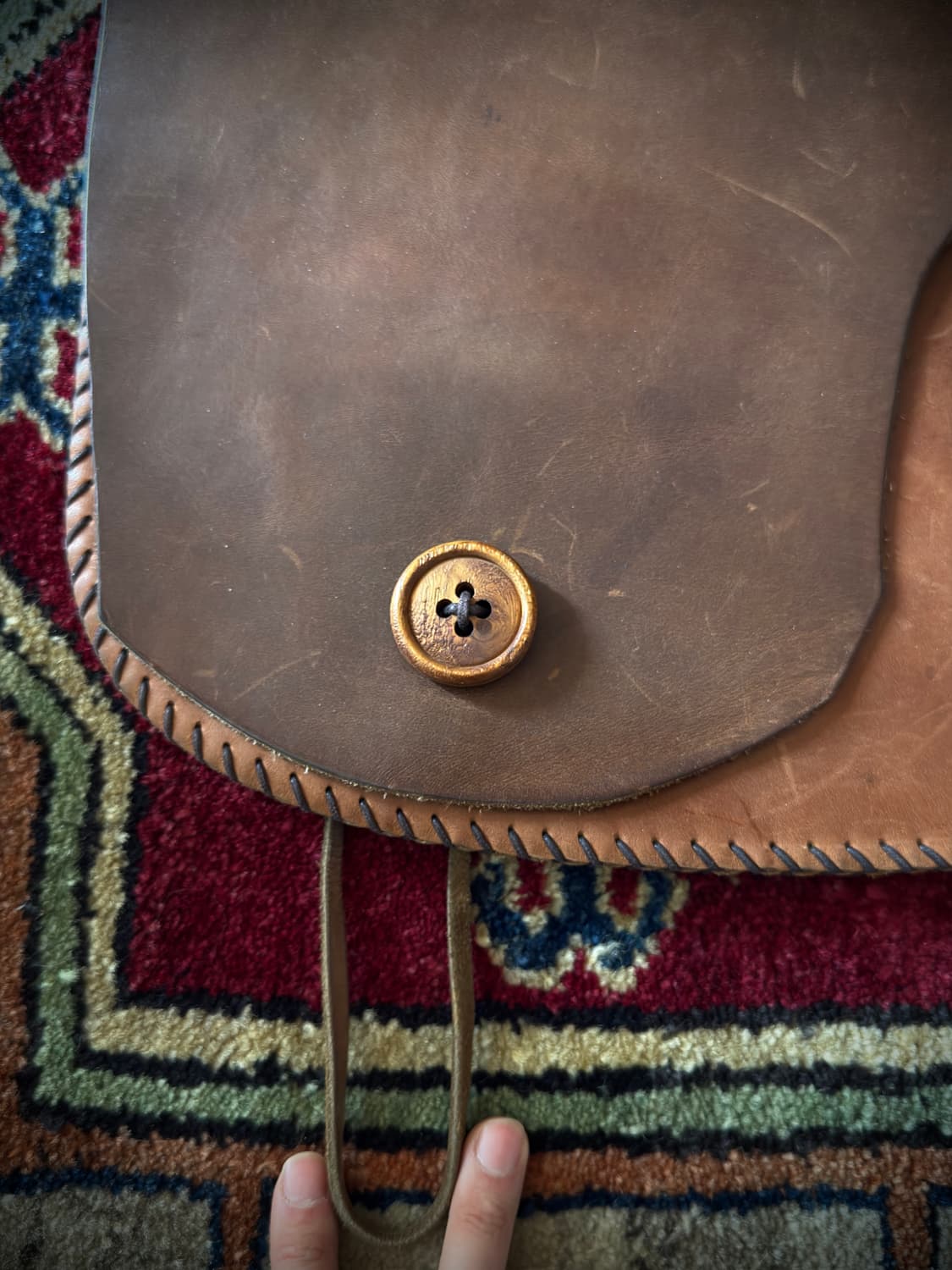 Oak wood button Amber Stitch 레더 크로스백 상품이미지4