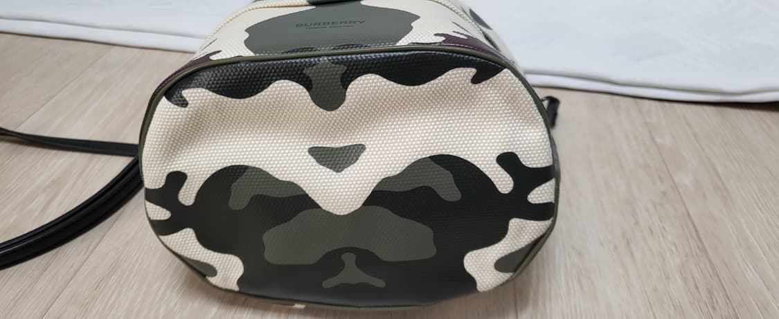 (중고)버버리 그린 카모플라쥬 코팅 캔버스 포이베 드로스트링 파우치 상품이미지4