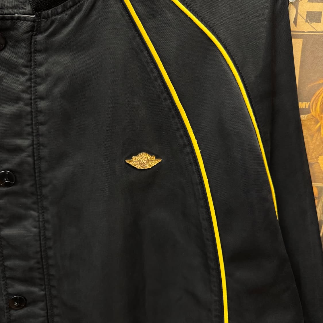 나이키 조던 새틴 바시티 자켓 후면 윙 로고 포인트 블랙 옐로 상품이미지5