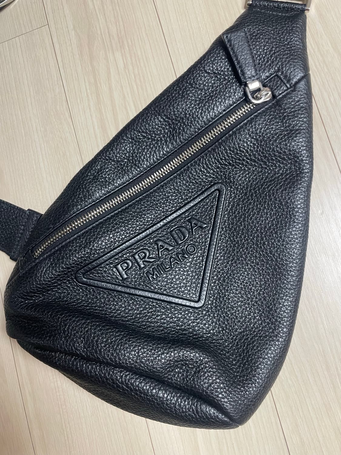 23S/S 프라다 엠보싱 트라이앵글 로고 레더 슬링백 상품이미지8